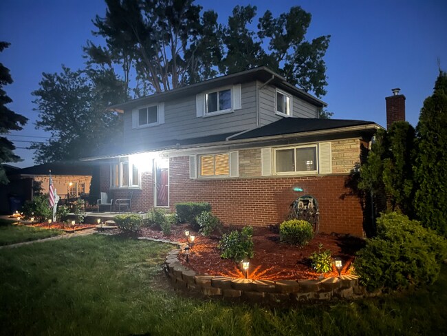 Building Photo - 4420 Stratford Dr