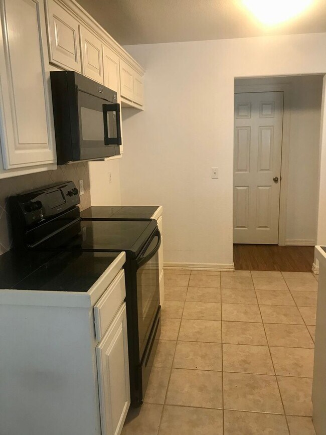 Building Photo - Beautiful home in West Fayetteville
