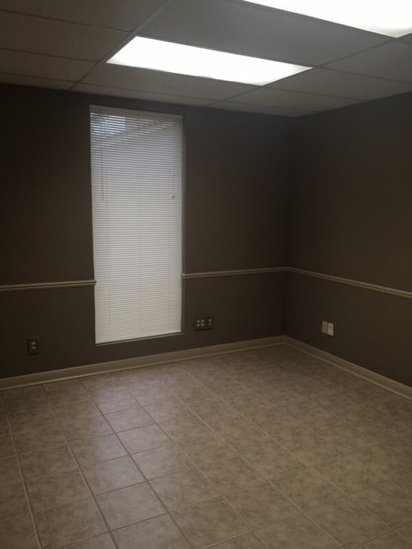 Building Photo - 446 Forest Square