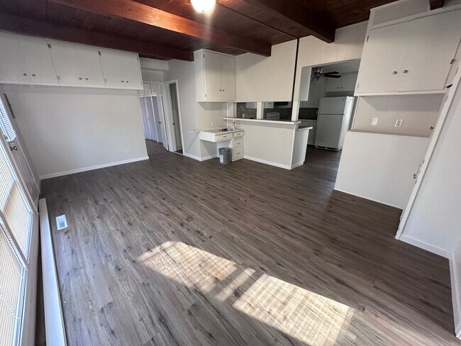 Building Photo - $1145 -4 bedroom / 1 bathroom - Single Fam...