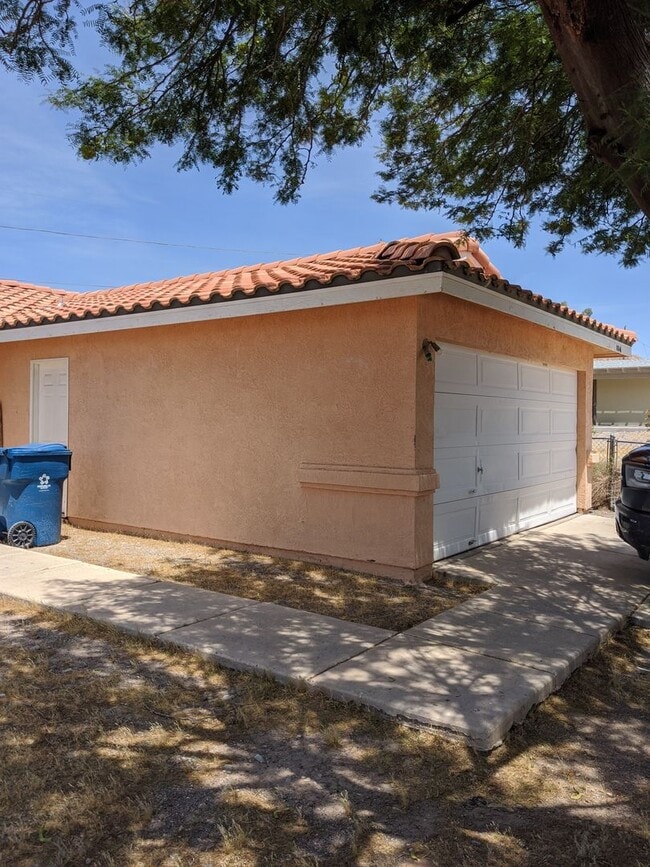 Building Photo - 3 Bedroom House in Bullhead City