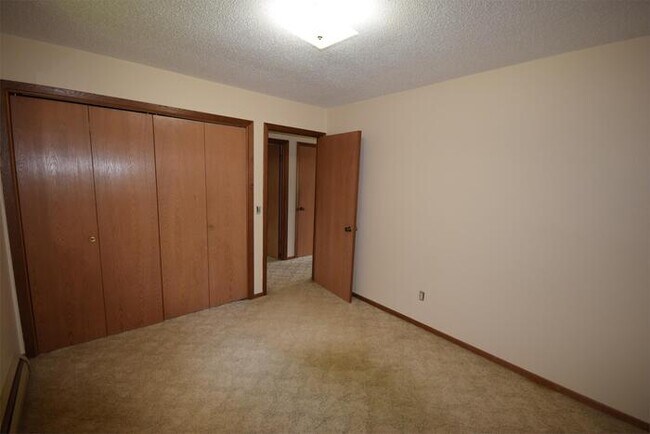 Building Photo - Large 2 bedroom-Heat Included-Great Location
