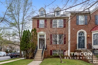 Building Photo - 9800 Woodview Dr