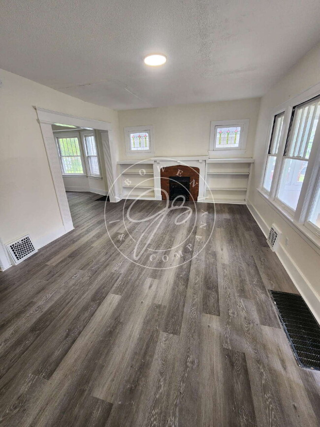 Building Photo - Spacious 3 bed 1 bath 2 story home with