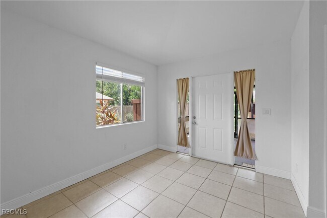Foto del edificio - 6322 Royal Woods Dr