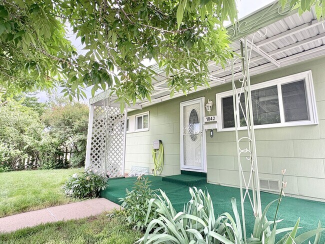 Foto del edificio - Immaculate, Updated, & Bright Home in West...