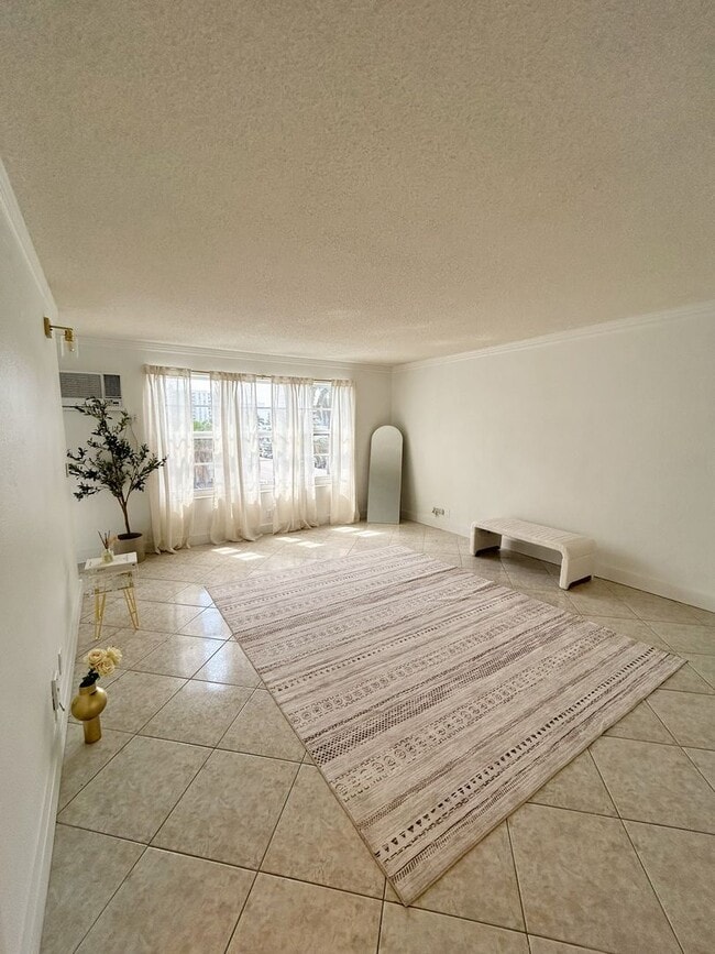 Building Photo - Dreamy 1 Bedroom 1 Bath Beach Condo!
