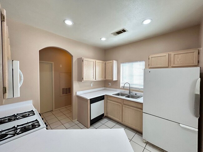 Foto del edificio - 1-Bed 1-Bath Condo in Guard Gated Community!
