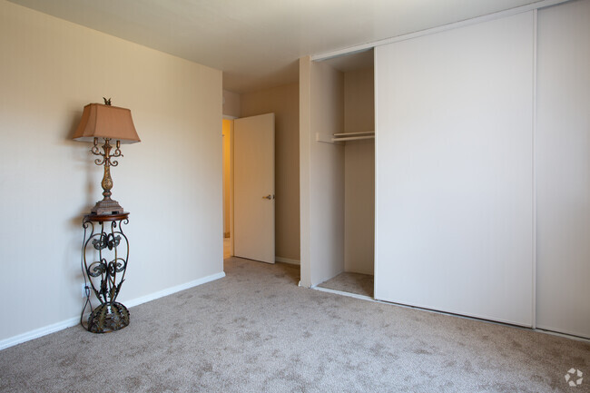 2BR, 2BA - 1060 SF - Union Plaza