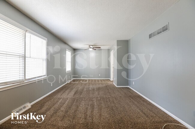 Foto del edificio - 9000 N Grand Ave