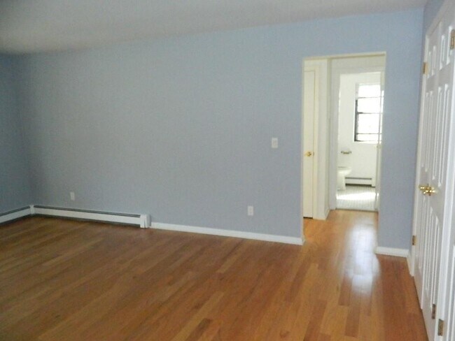 Building Photo - 119 Foxwood Cir