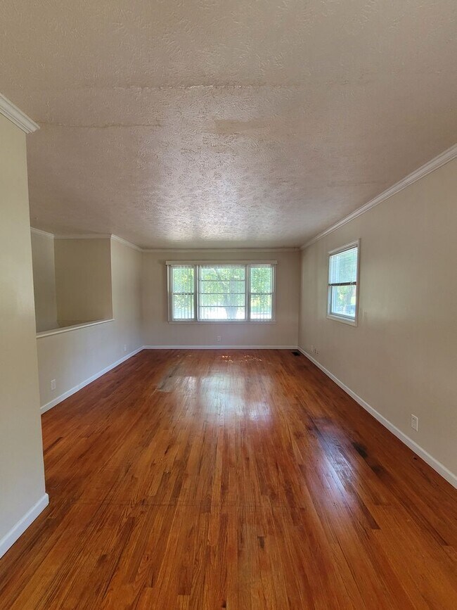 Building Photo - Charming 3 Bedroom With Spacious Living & ...
