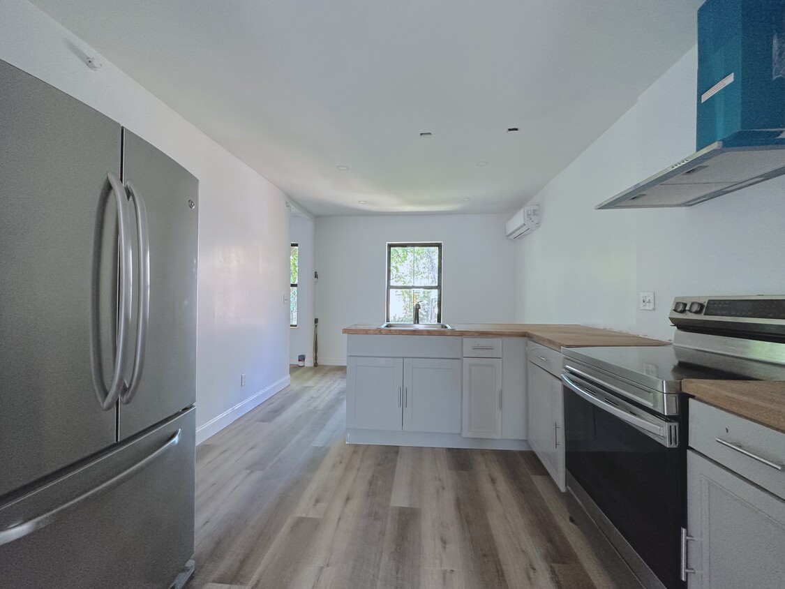 Large kitchen & dining room - 70 Lander St