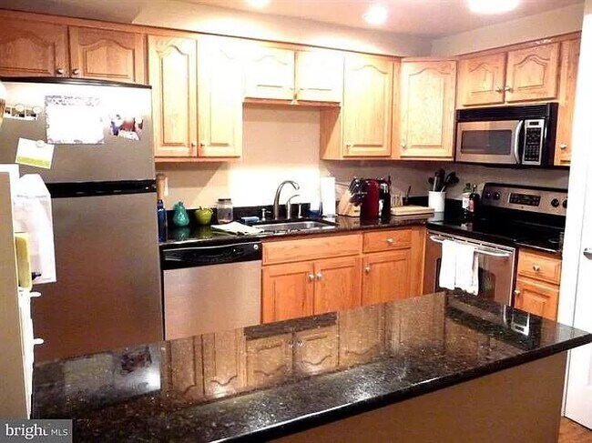 Granite countertop and kitchen island - 7640 Tremayne Pl