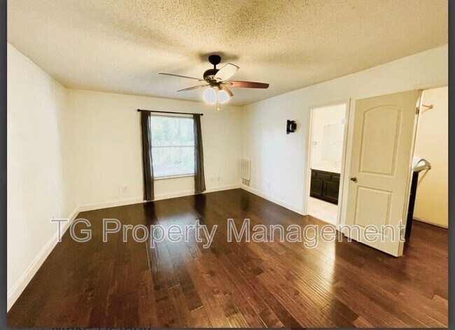 Foto del edificio - 4112 Hollister Pl