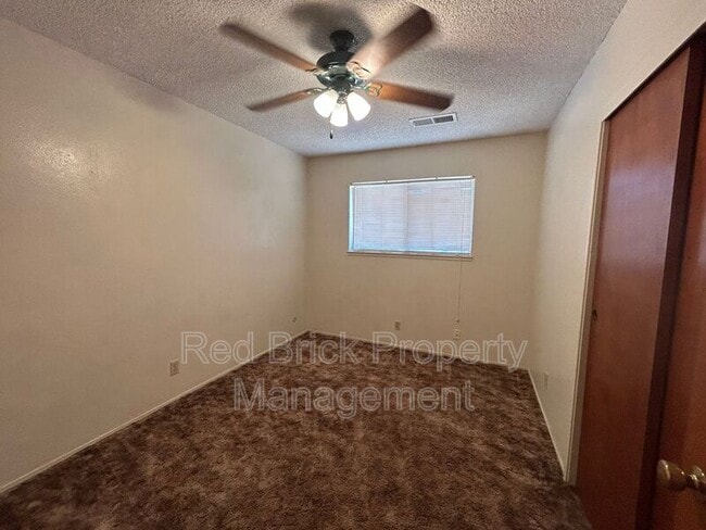 Foto del edificio - 7090 Louise Ave