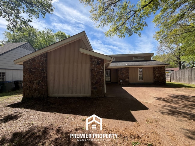 Spacious 3BR/2BA Home in Bartlett | High Ceilings, Fireplace & 2-Car Garage - Spacious 3BR/2BA Home in Bartlett | High Ceilings, Fireplace & 2-Car Garage