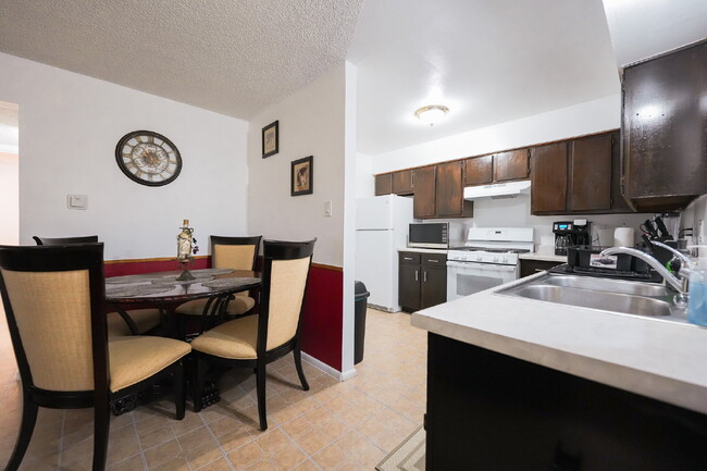 Building Photo - Warm and Welcoming Fully Furnished 2BR/1BA...