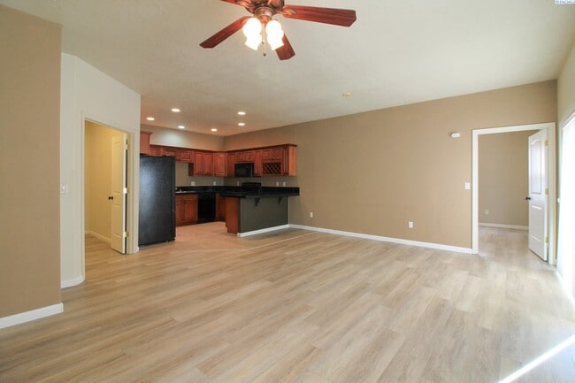 Building Photo - 2 Bed/2 Bath Towhouse in Kennewick