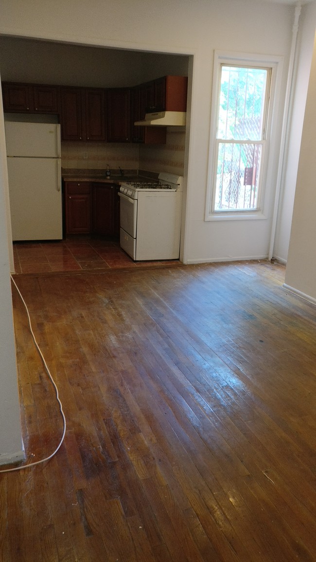 Building Photo - 494 Linwood St