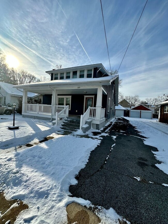 Building Photo - Four Bedroom Two Bath House in Battle Creek!