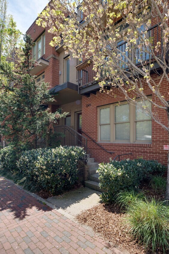 Primary Photo - 1249 4th Ave S