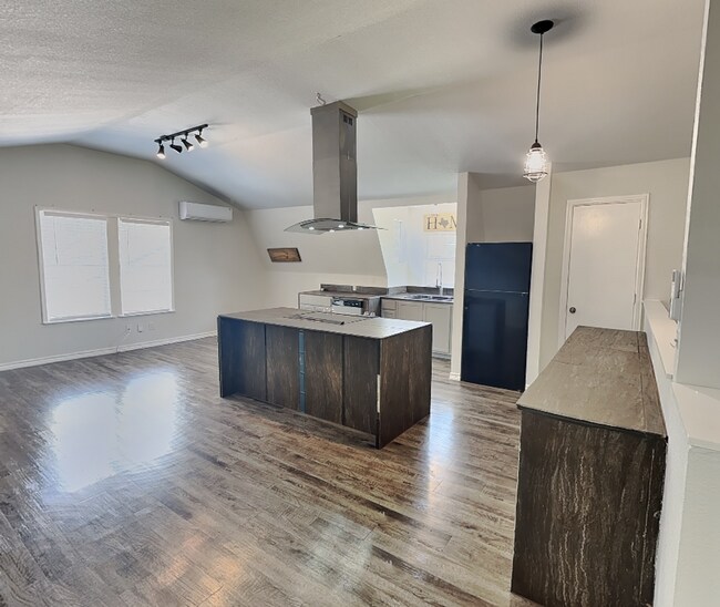 Foto del edificio - Private Back Unit Living with a Touch of Country Charm!