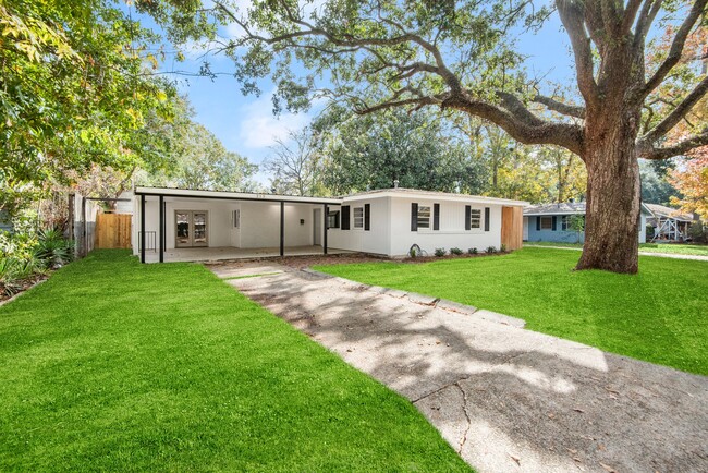Building Photo - 213 S Fairfax Dr