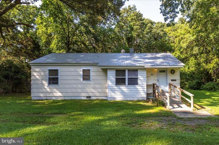 Primary Photo - 302 Pine Way