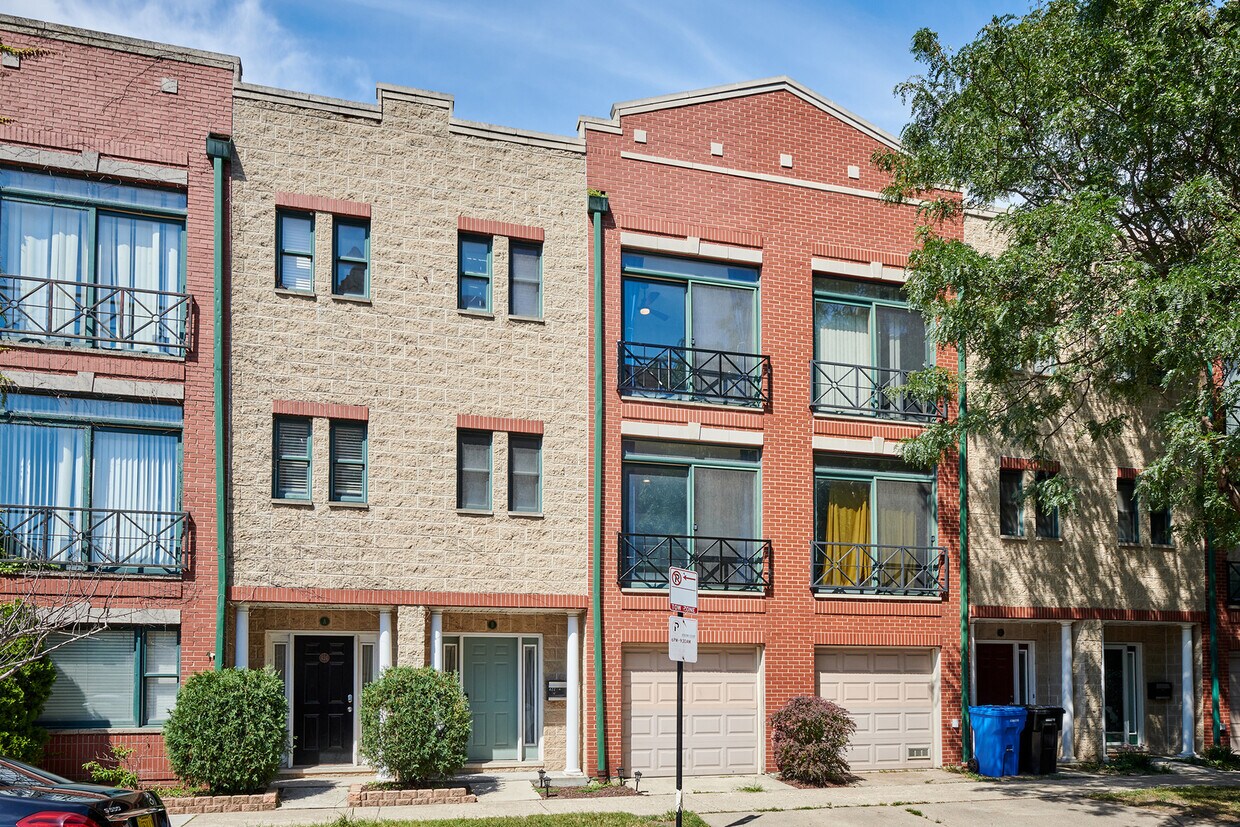 Primary Photo - 422 W Blackhawk St