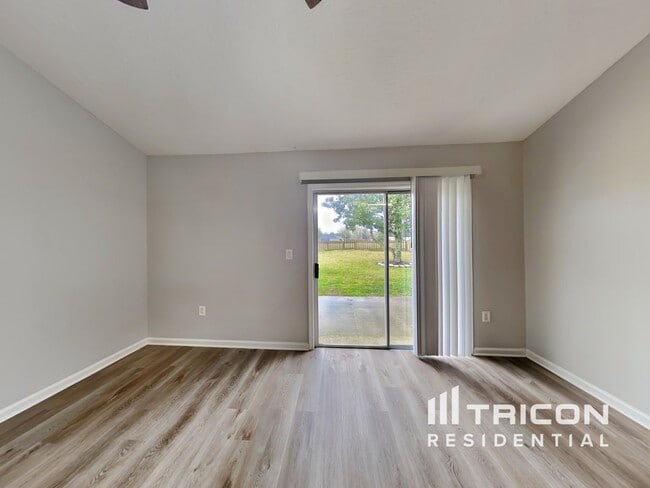 Foto del edificio - 2450 Creekfront Dr