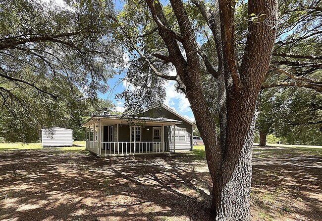 Foto del edificio - Rural 2/2 near Compass Lake in Marianna w/ One-Car Garage