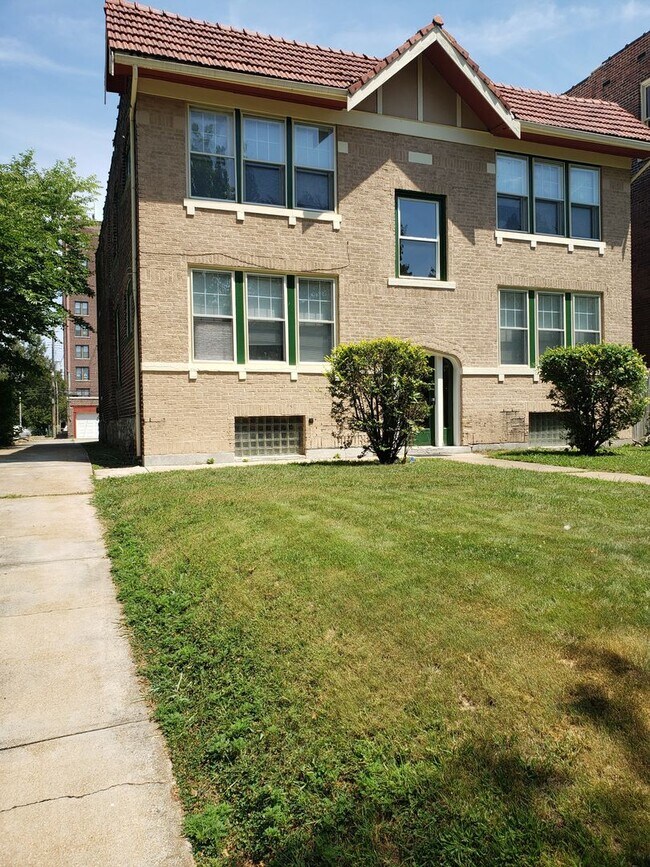 Foto del edificio - 4 family 1 bedroom units