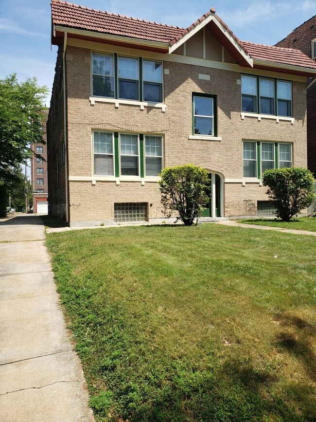 Building Photo - 4 family 1 bedroom units