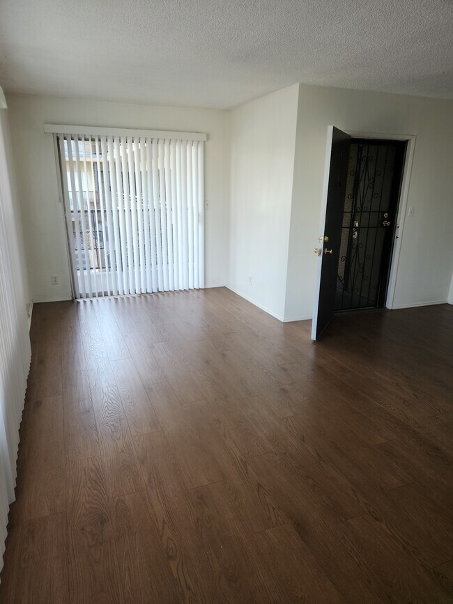 Foto del edificio - 4888 Pinafore St