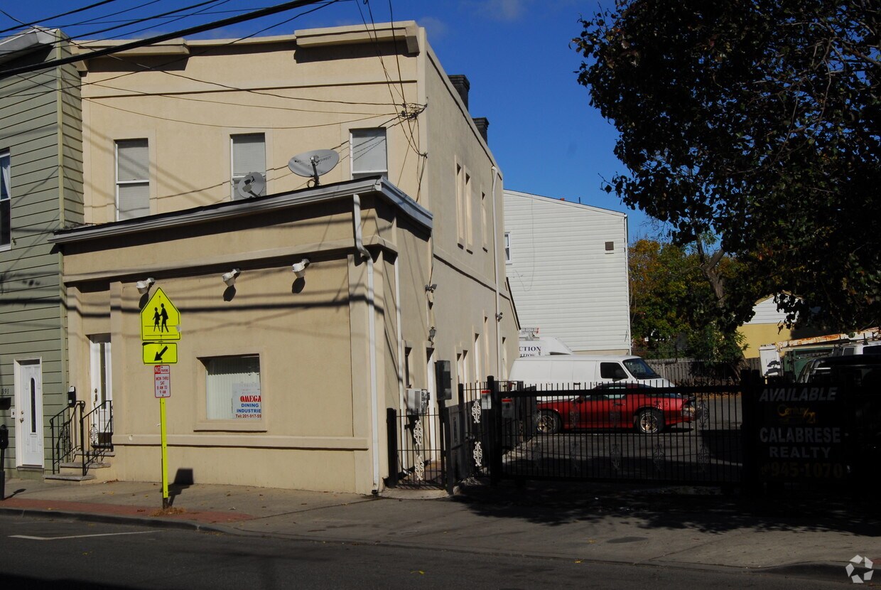 Building Photo - 387 Fairview Ave