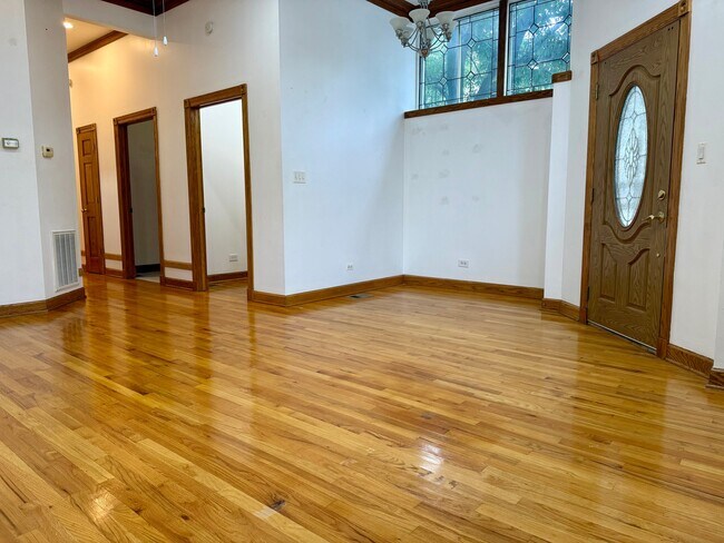 Foto del edificio - 1356 N Bell Ave