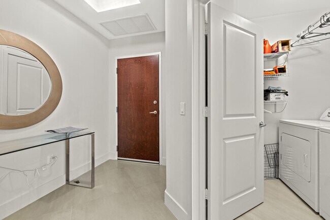 Foto del edificio - 300 S Australian Ave