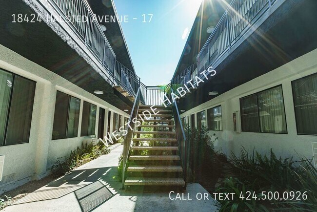 Foto del edificio - 18424 Halseted - Gorgeous, fully renovated...