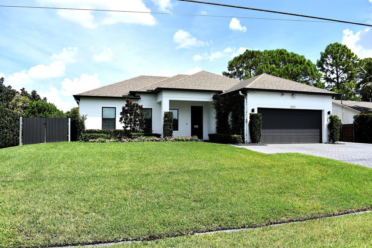 Primary Photo - 1217 SW Marmore Ave