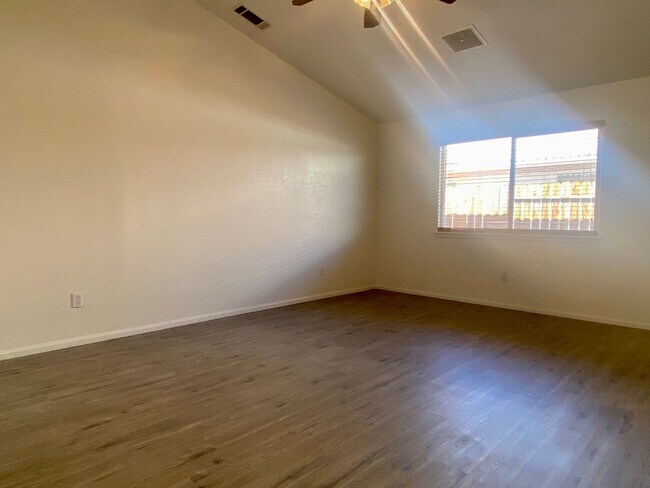 Foto del edificio - AVAILABLE JULY 1!!