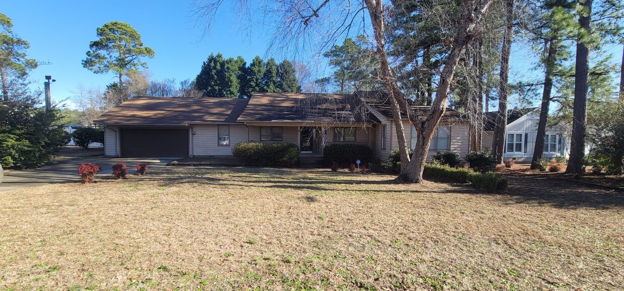 Foto principal - Fayetteville Pool Home Ready To Be Rented!!