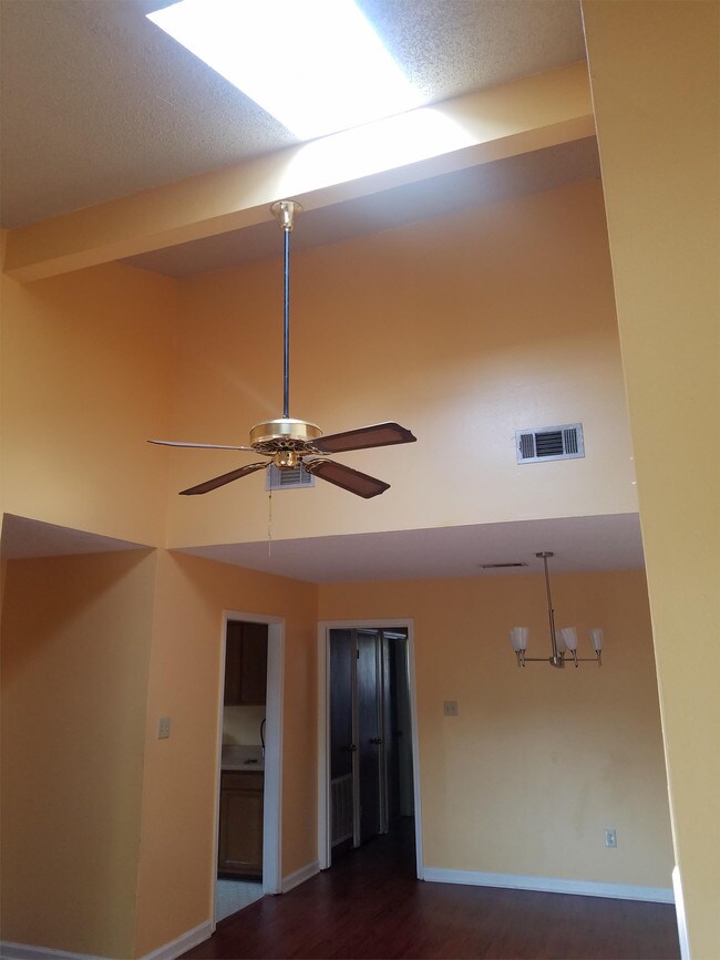 Foto del edificio - 7713 Bles Ave