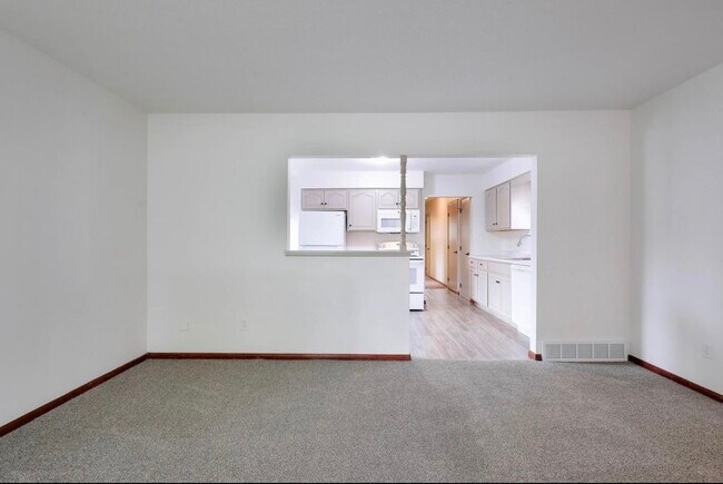 Building Photo - 730 6th Ave S