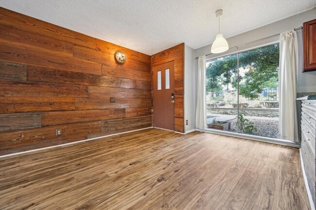 Building Photo - 1304 Mariposa Dr