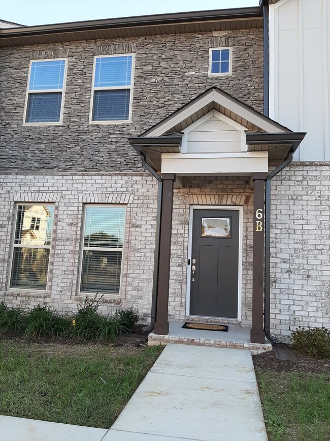 Building Photo - 555 Gresham Ln