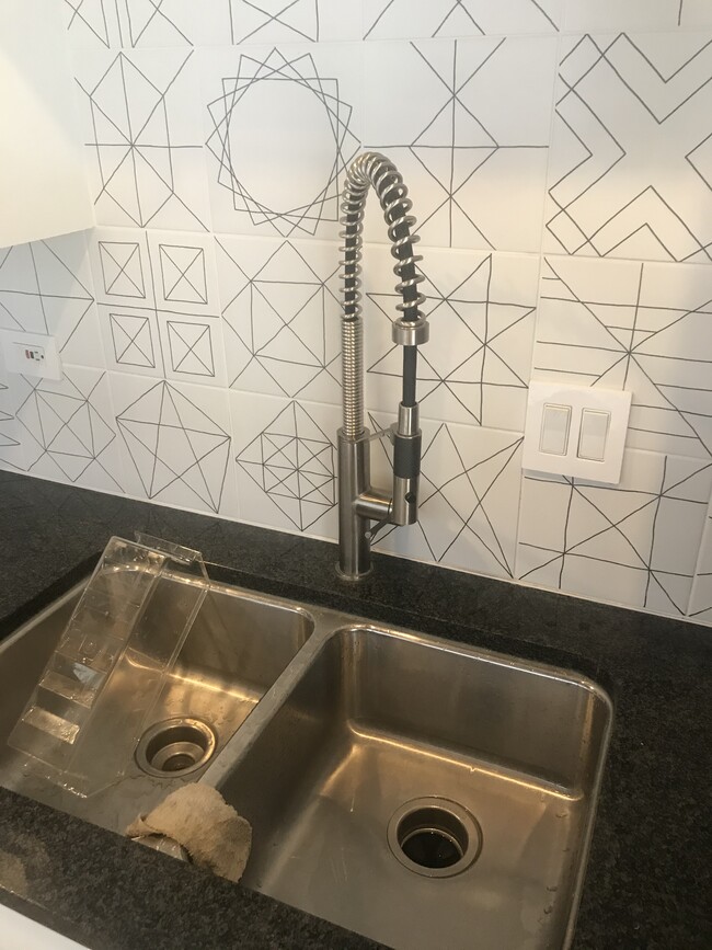 Double sinks - 1500 W Monroe St
