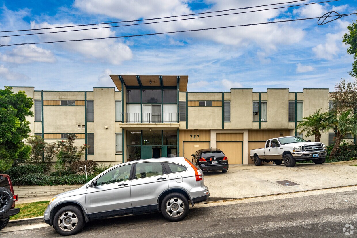 Primary - 727 W 38th St