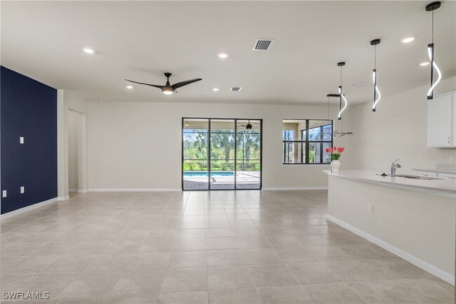 Foto del edificio - 19828 Beverly Park Rd