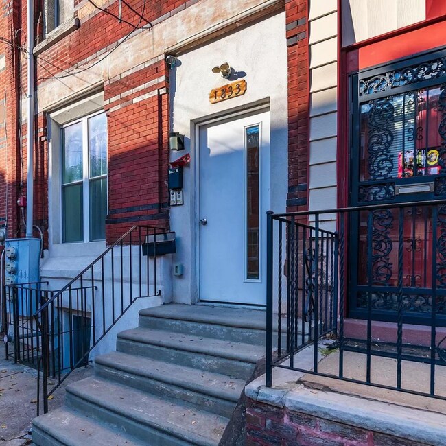 Building Photo - 1833 W Master St